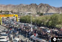 Leh Ladakh Protest 2025: लद्दाख हिंसा, CRPF पर हमला और सोनम वांगचुक ने भूख हड़ताल खत्म की Ladakh Protest 2025: Youths clashing with police during demonstrations.