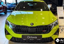 Skoda Octavia RS 2025 भारत लॉन्च: पूरी जानकारी, फीचर्स और स्पेसिफिकेशन Skoda Octavia RS 2025 in metallic red on a city road
