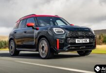 MINI Countryman JCW All4 लॉन्च: 5.4 सेकंड में पकड़ती है 100 किमी/घंटा की रफ्तार MINI Countryman JCW All4 front view in Chili Red