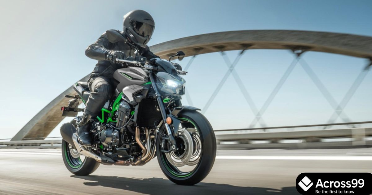 Side view of Kawasaki Z900 2025 showing new TFT display and fuel tank