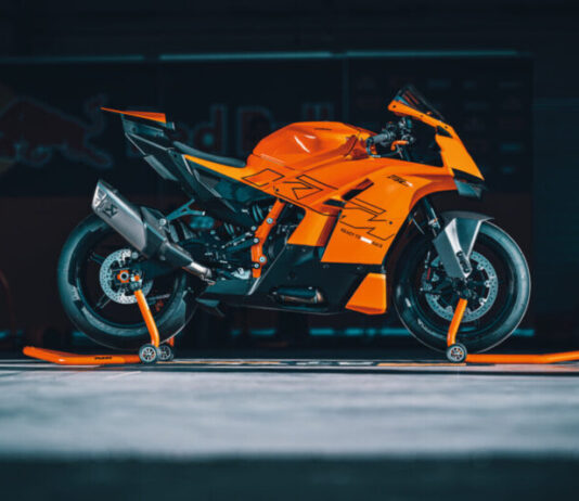KTM 990 RC R 2026: MotoGP DNA वाली सड़क की राक्षस बाइक KTM 990 RC R 2026 front look on road