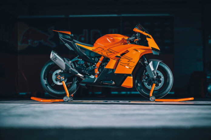 1200_800-2-e1760445077880 KTM 990 RC R 2026 front look on road