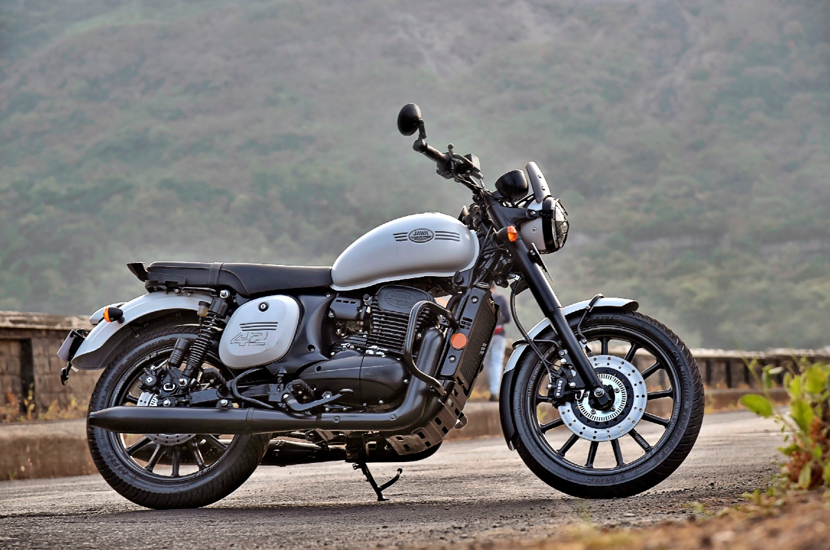 Jawa 42 FJ 334cc engine and digital console close-up