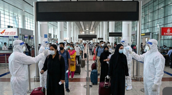 भारत में Nipah virus के मामलों से बढ़ी चिंता, सरकार ने तेज किए रोकथाम के कदम Health officials screening passengers at an international airport as precautionary measures increase during Nipah virus outbreak in India